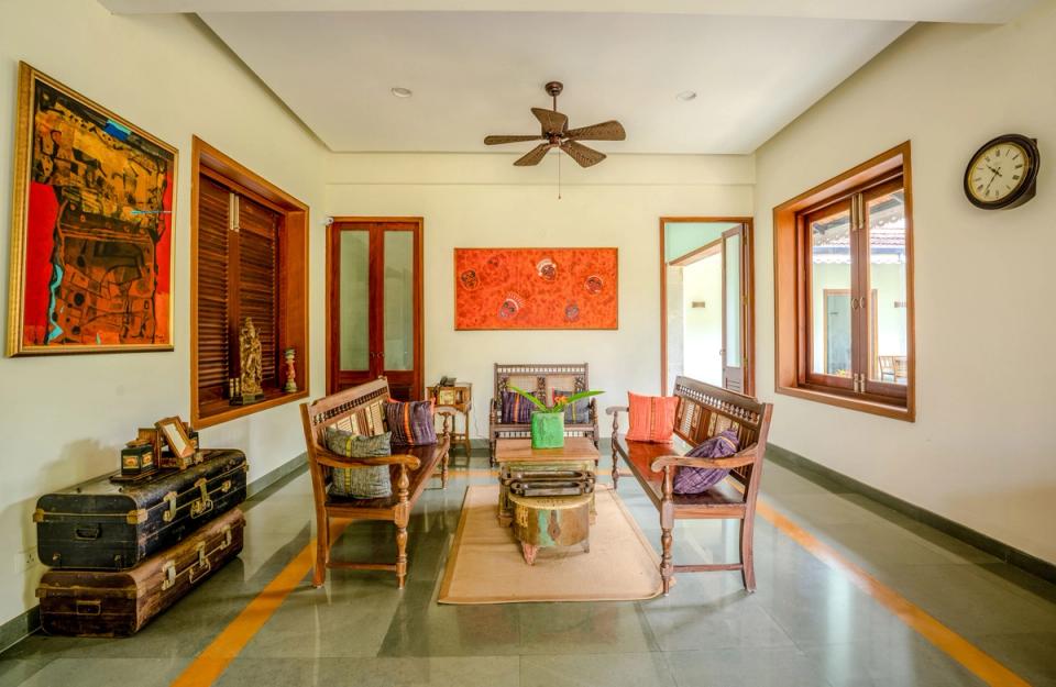 Elegant Living Space at Pathiramanal Villa, amã Stays & Trails 