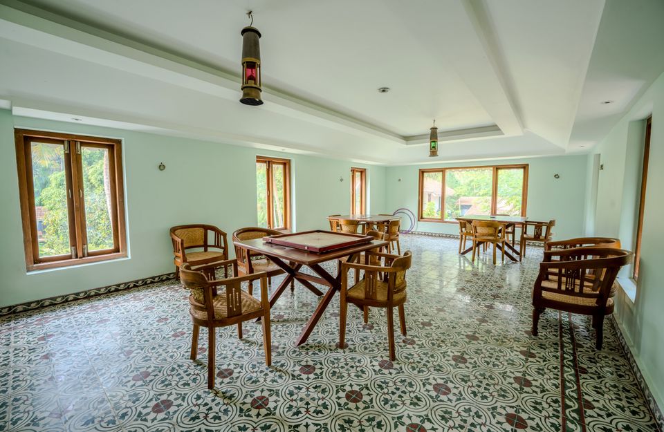 Play Carrom at Pathiramanal Villa, amã Stays & Trails 