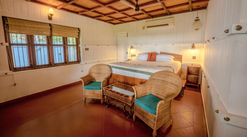 Luxe Bedroom at Pathiramanal Villa, amã Stays & Trails 