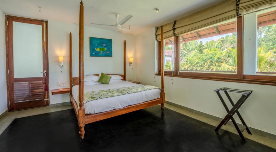 Elegant Bedroom at Pathiramanal Villa - Accommodation In Alappuzha