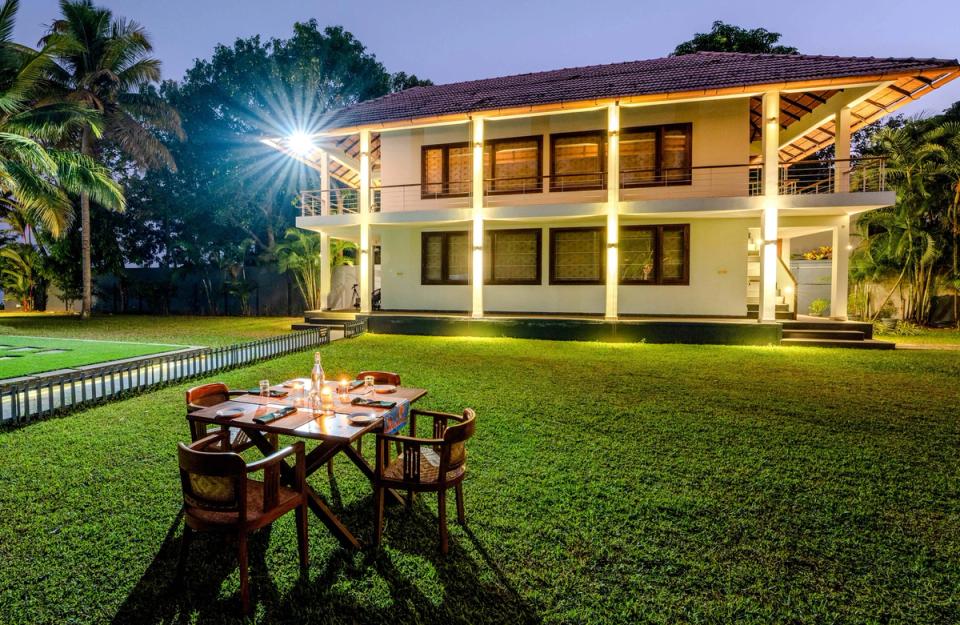 Outdoor Dining Experience at Pathiramanal Villa, amã Stays & Trails 