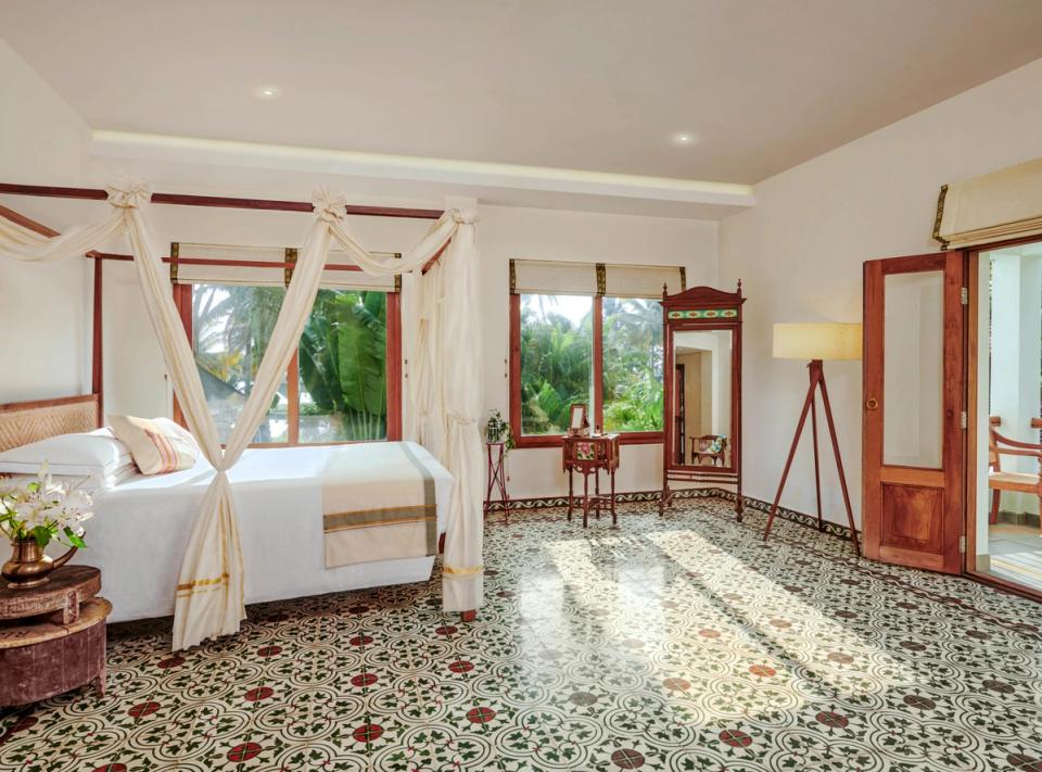 Luxury Bedroom at Pathiramanal Villa, amã Stays & Trails 