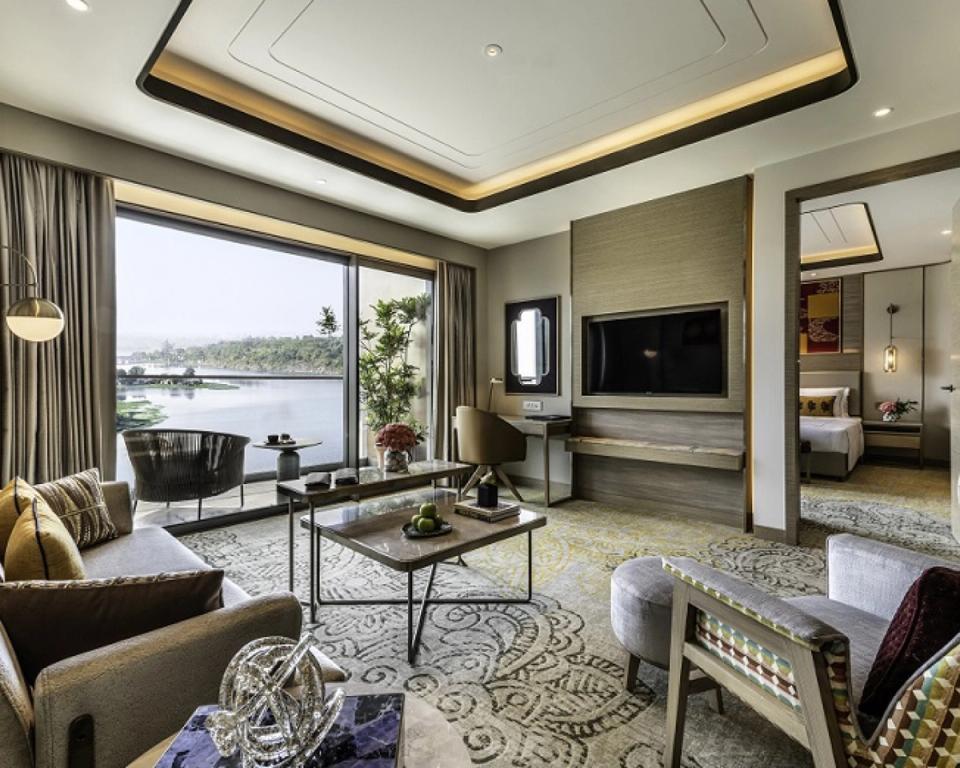  Luxury Suite - Taj Lakefront, Bhopal