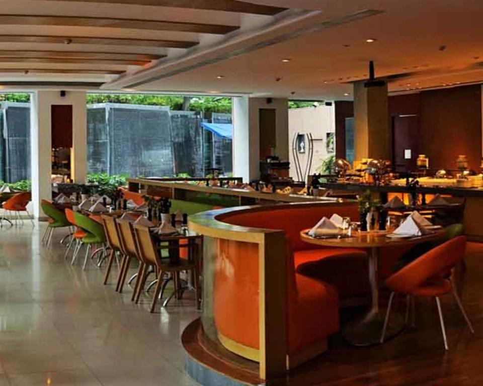  Cafe 17 - Luxury Dining at Taj Chandigarh
