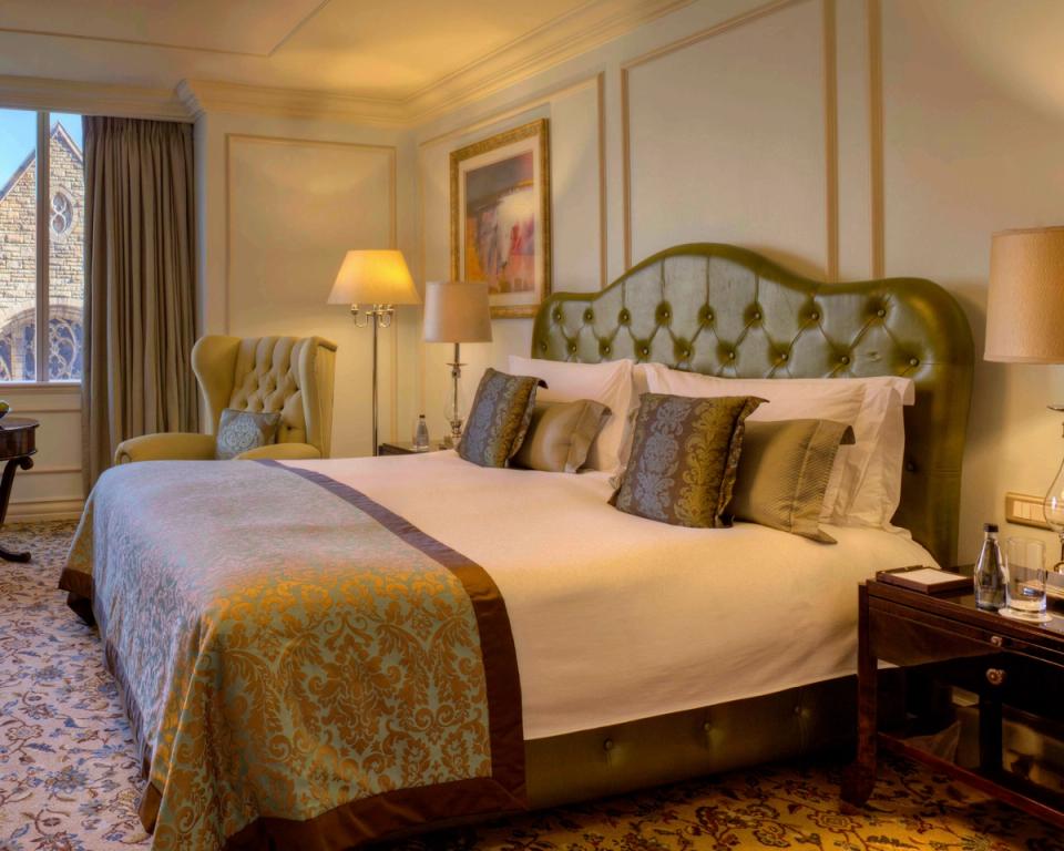 Luxury Heritage Room With Mountain View King Bed - Taj Cape Town