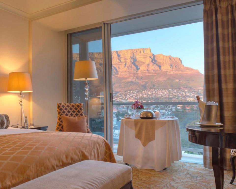 Luxury Tower Room With Mountain View King Bed - Taj Cape Town