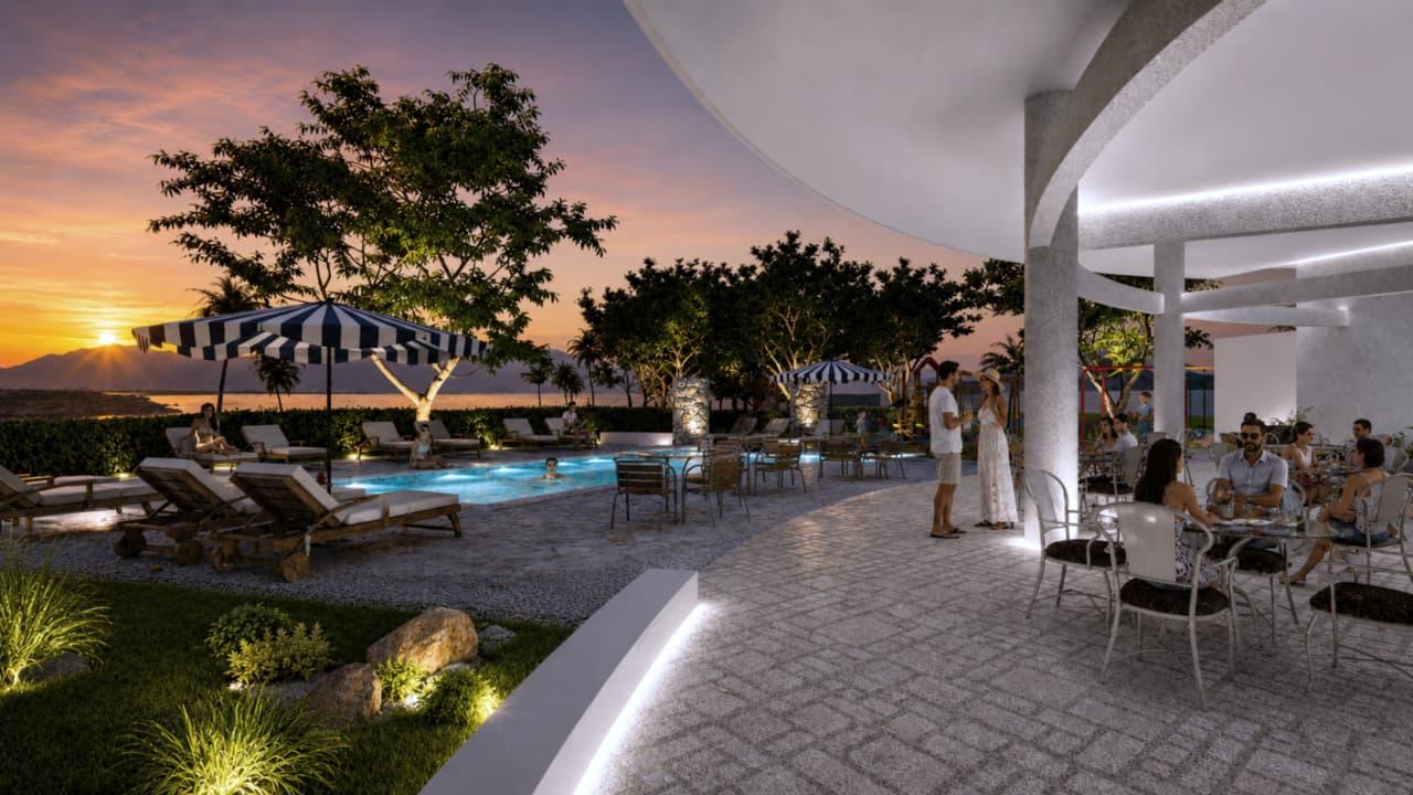 Piscina y terraza al atardecer, con vista al horizonte