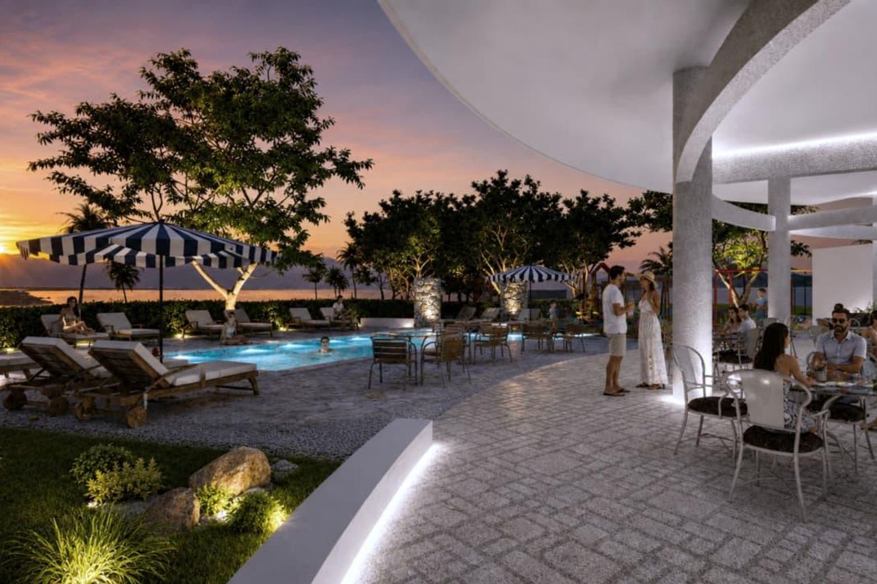 Piscina y terraza al atardecer, con vista al horizonte