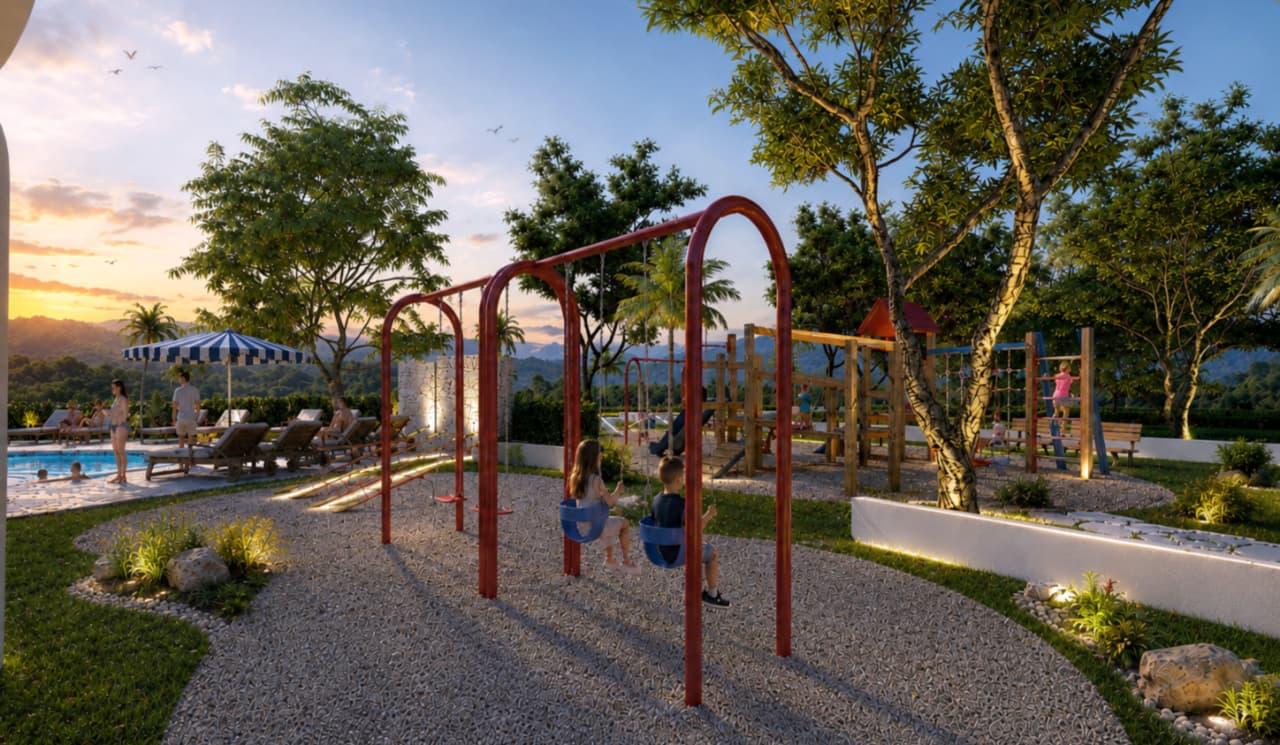 Columpios del parque infantil con vista a la piscina