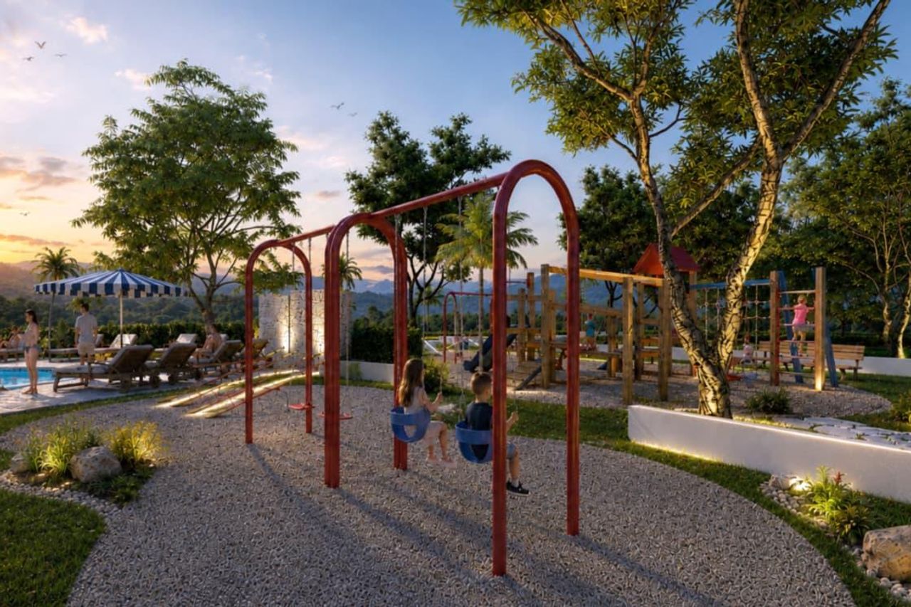 Columpios del parque infantil con vista a la piscina