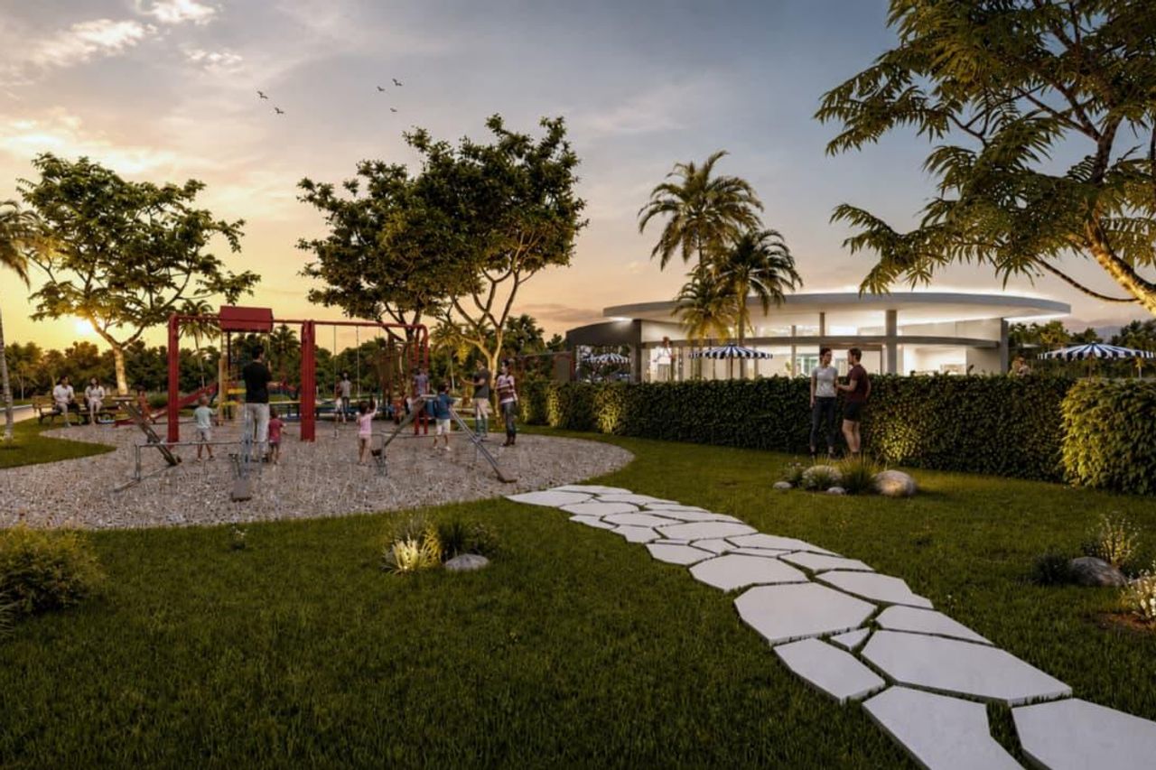Parque infantil al atardecer, con la casa club al fondo