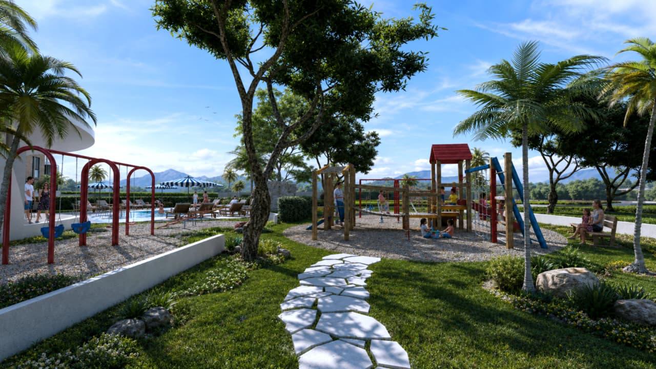 Juegos trepadores y columpios del parque infantil