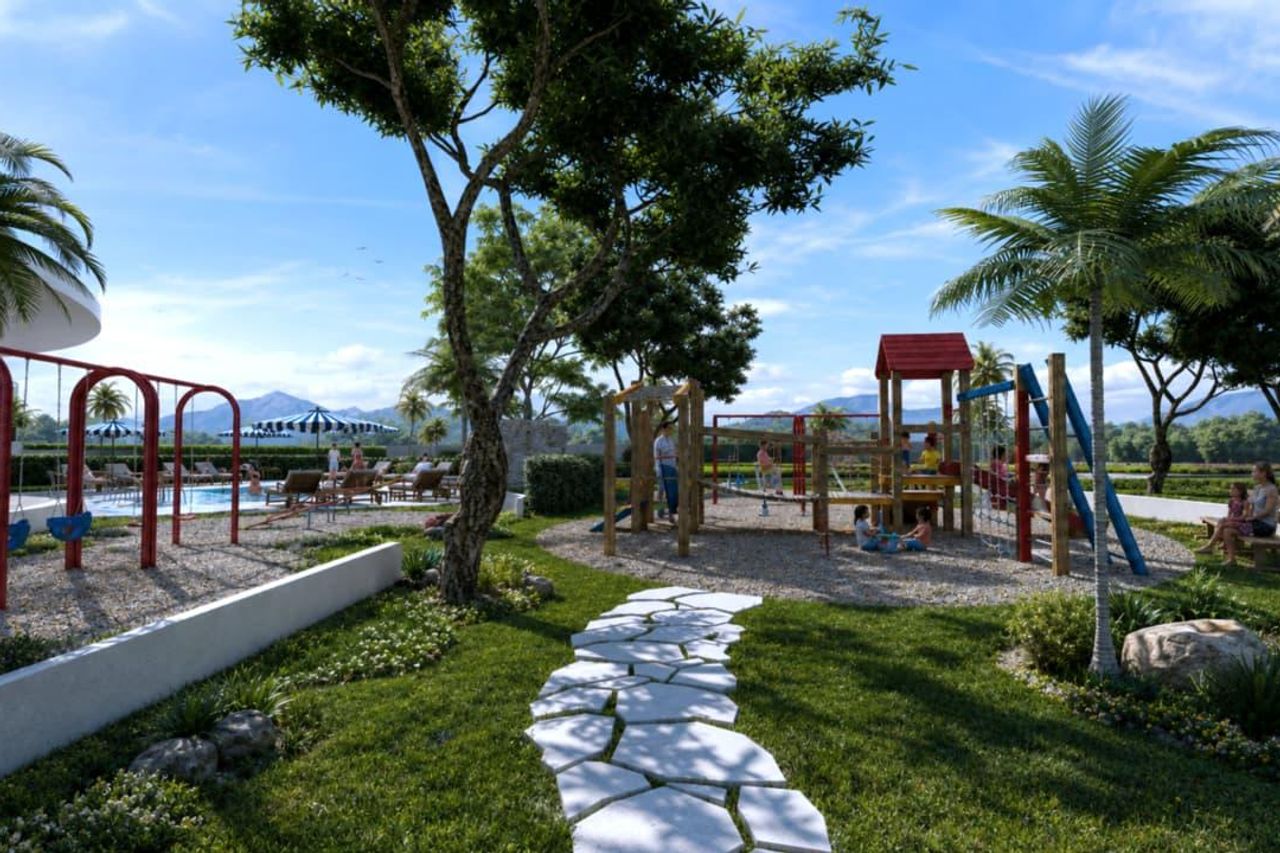 Juegos trepadores y columpios del parque infantil