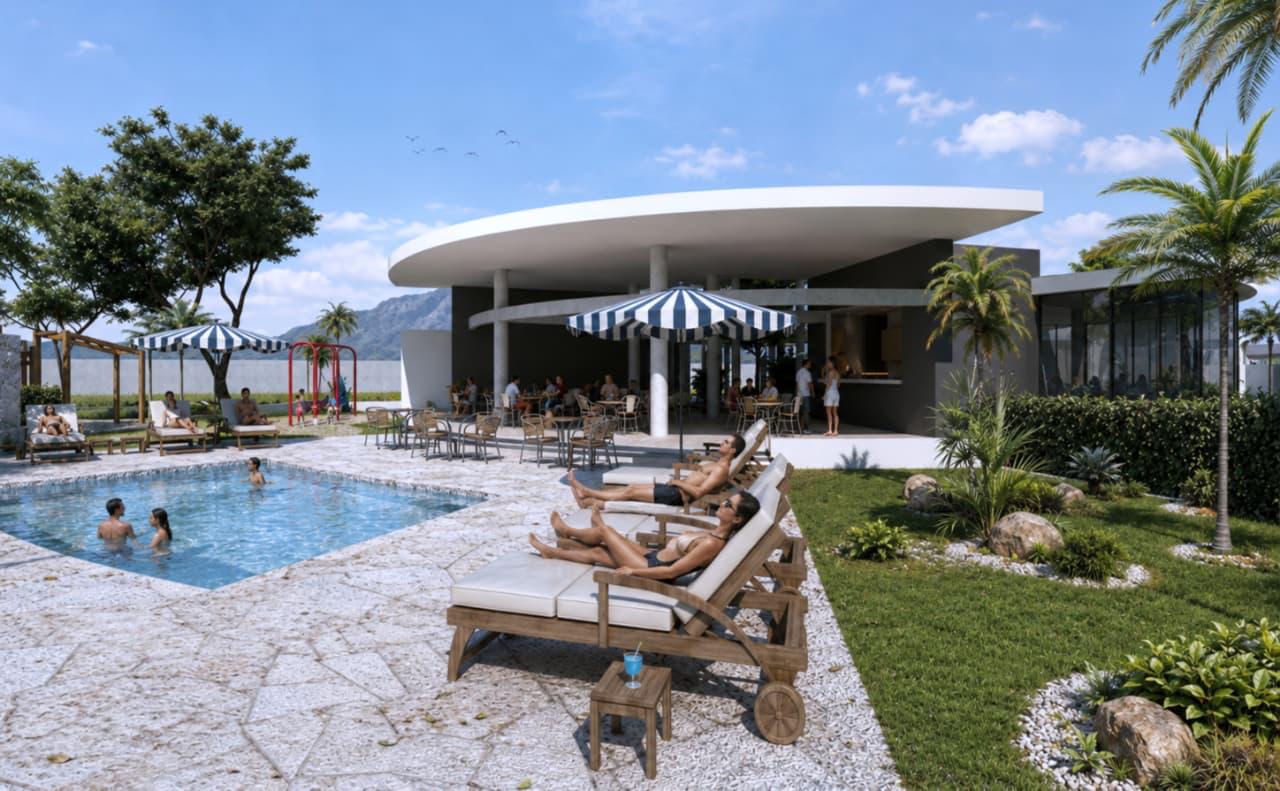 Área de camastros junto a la piscina y el jardín