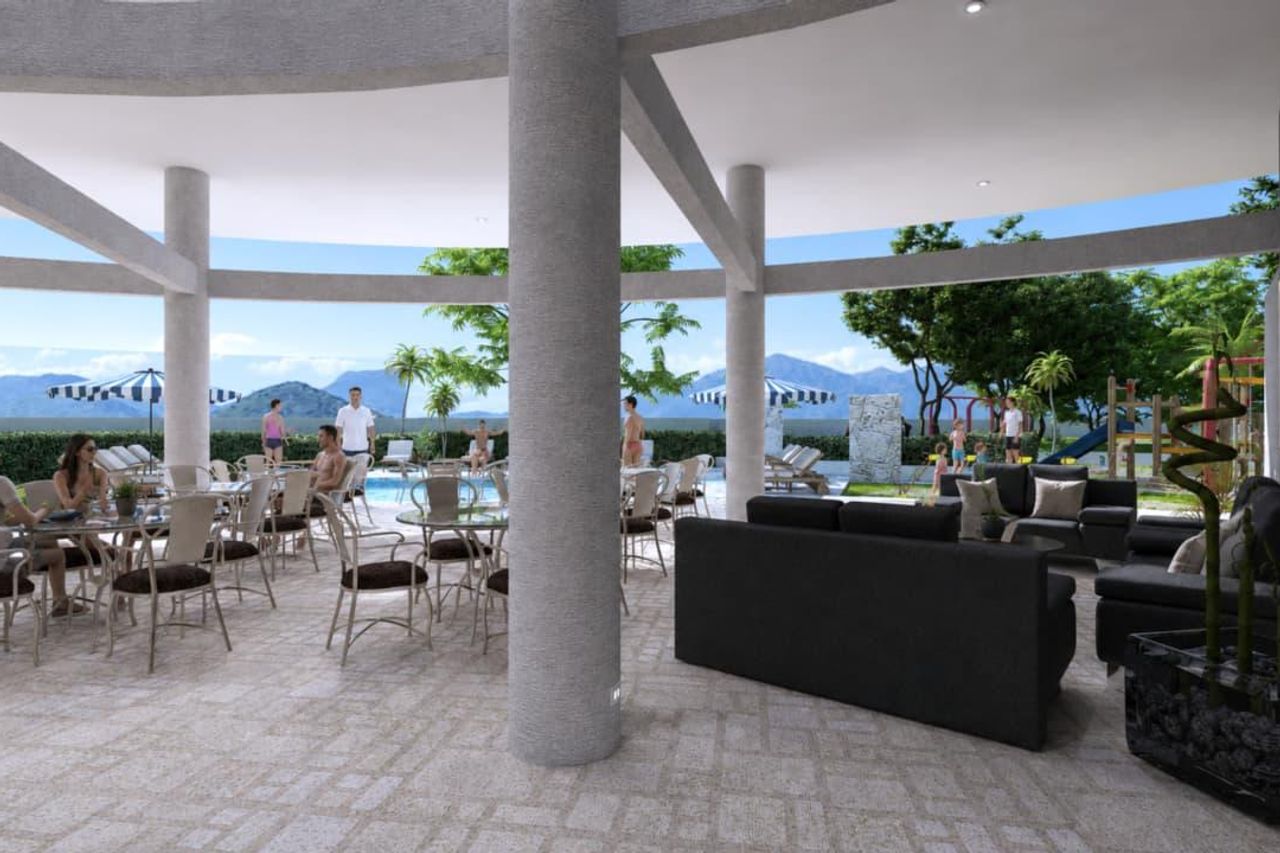 Terraza social con sofás y vista a la piscina
