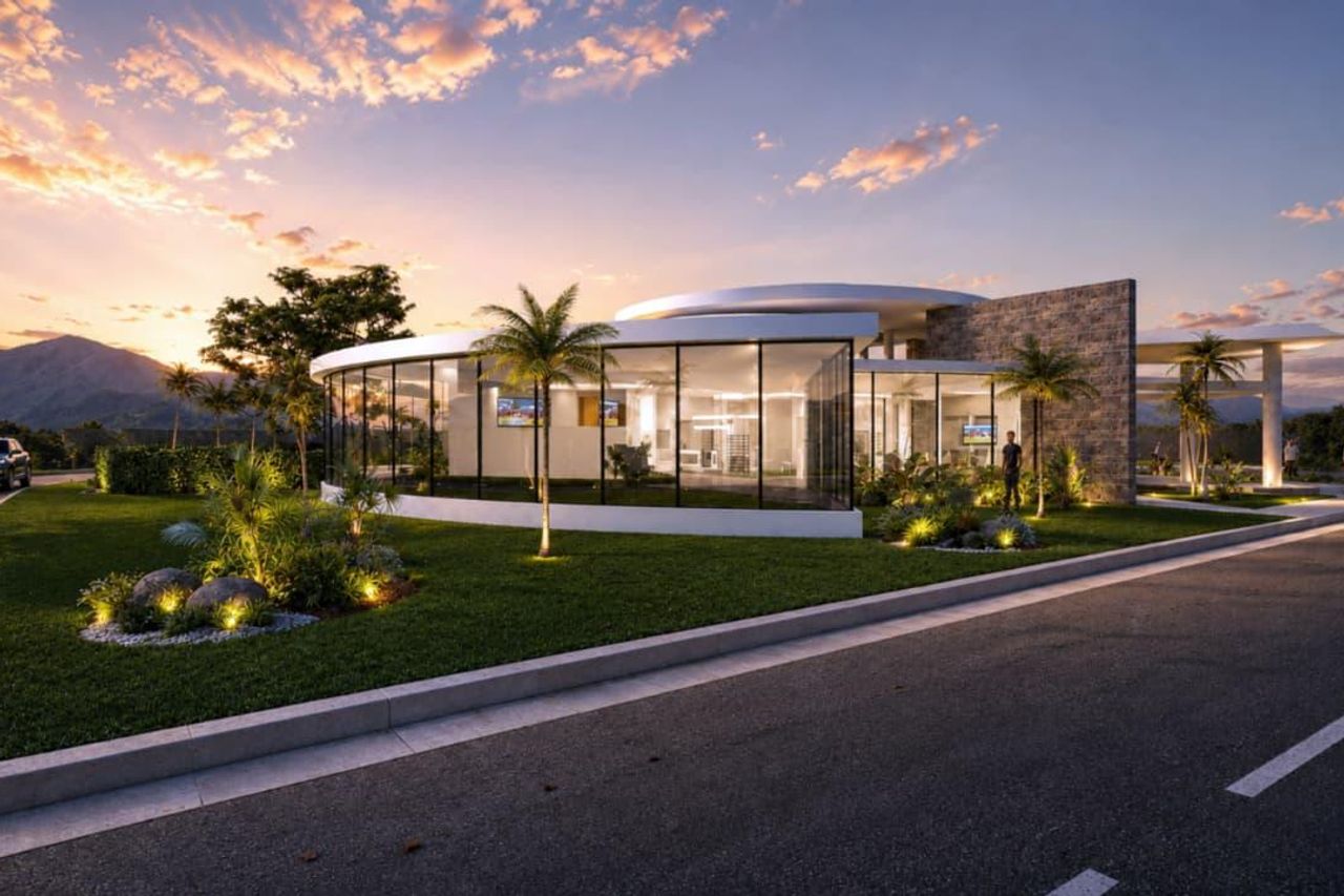 Fachada frontal de la casa club al atardecer