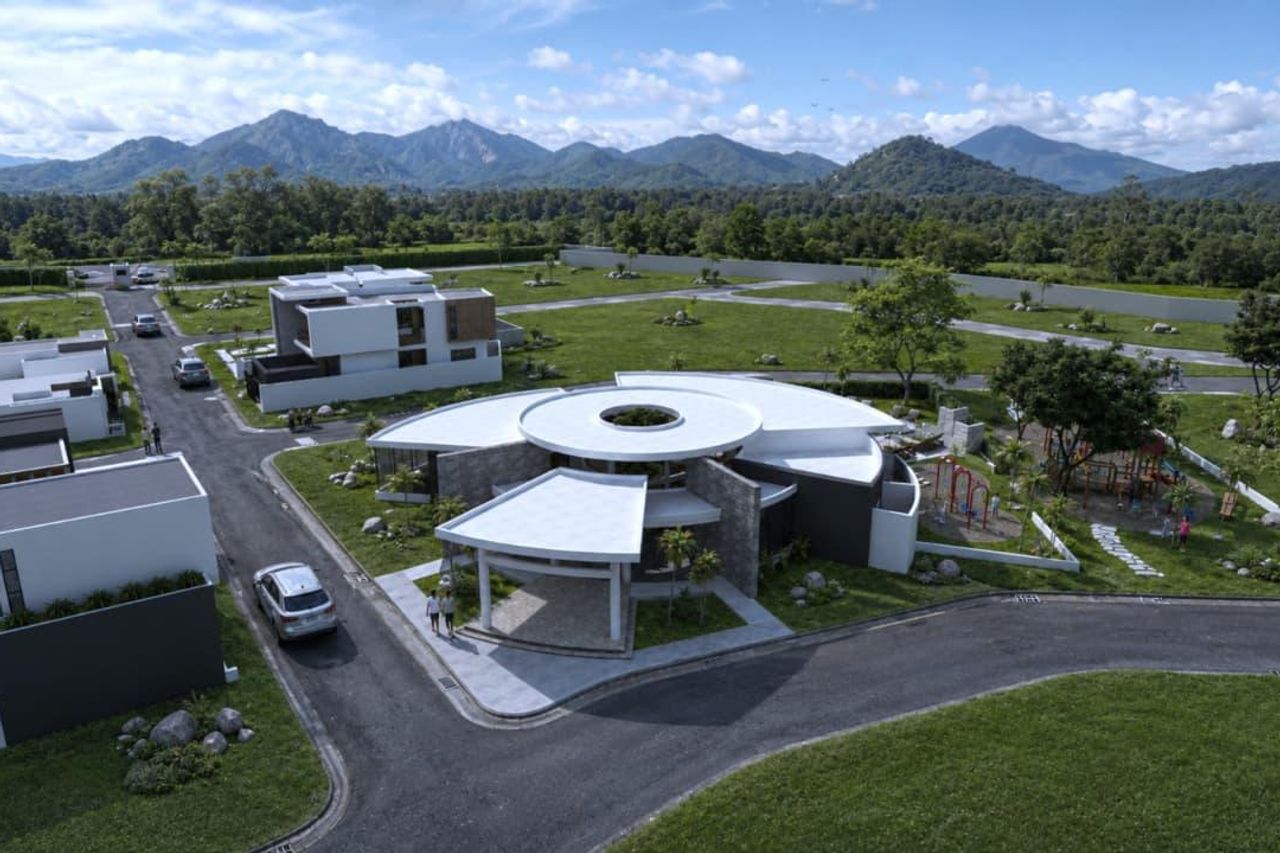 Vista aérea de la casa club, las casas modelo y el parque infantil