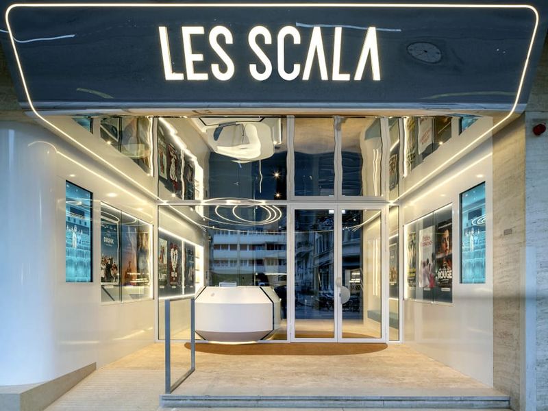 Wejście do kina Les Scala z podświetlanym napisem i lustrzanym sufitem