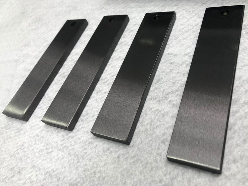Powłoka PVD drobnych elementów w wykończeniu Black-TiN firmy MirrorINOX