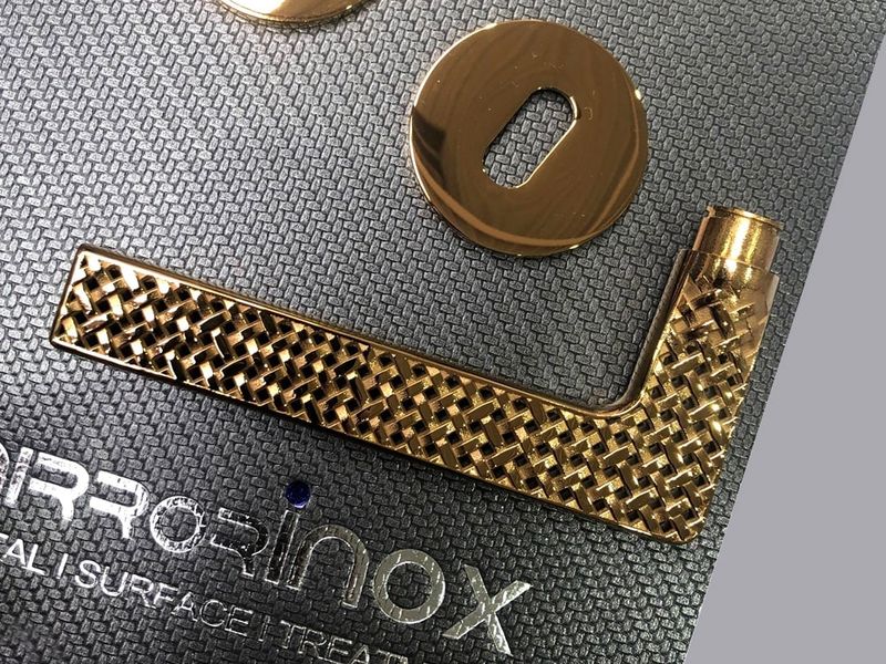 Powłoka PVD drobnych elementów w kolorze złotym TiN firmy MirrorINOX