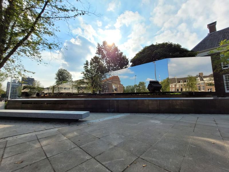 Narodowy Pomnik Imion Ofiar Holokaustu z lustrzanymi formacjami ze stali nierdzewnej