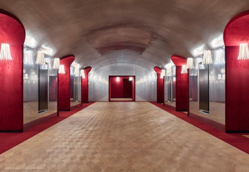 Sklepione foyer z czerwonym aksamitem, lustrzanymi ścianami i parkietem w Stadtcasino