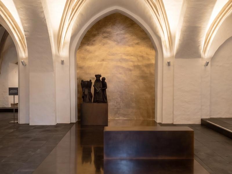 Złota nisza ołtarzowa z grupą rzeźbiarską w kościele Herz-Jesu-Kirche