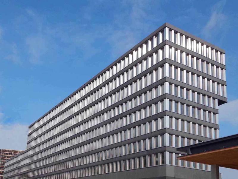 Nowoczesna architektura biurowca przy Europaallee z charakterystyczną fasadą okienną