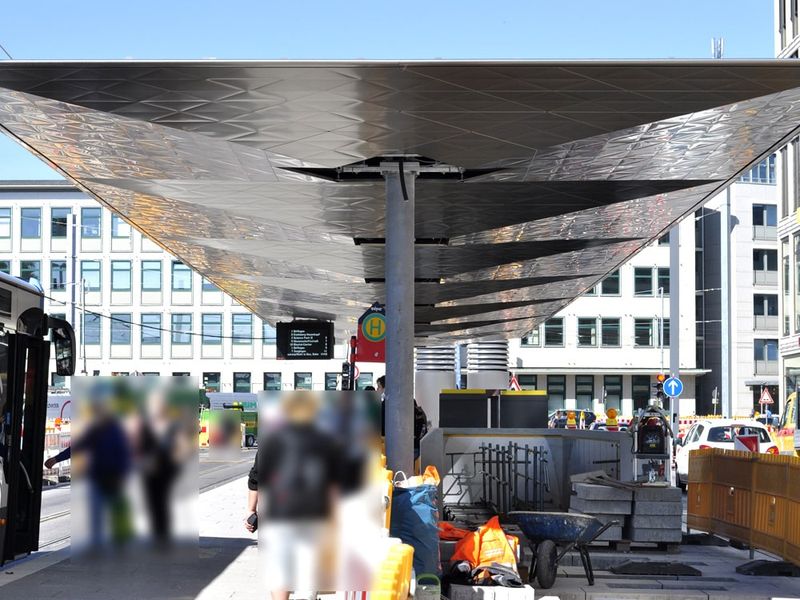 Nowoczesne zadaszenie dworca autobusowego z fasetowanym metalowym podbiciem i tablicą informacji pasażerskiej