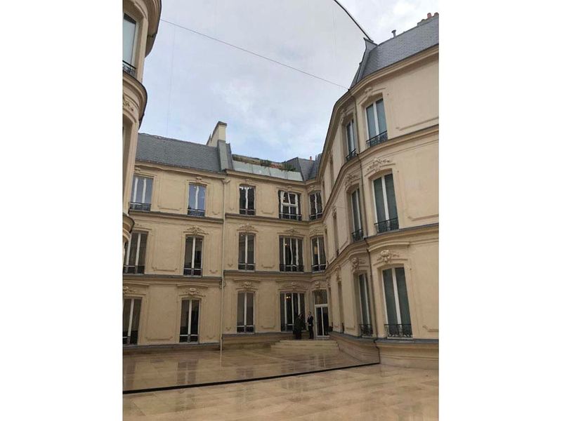 Lustrzana ściana na wewnętrznym dziedzińcu Hotel Fouquet's odbija detale architektoniczne