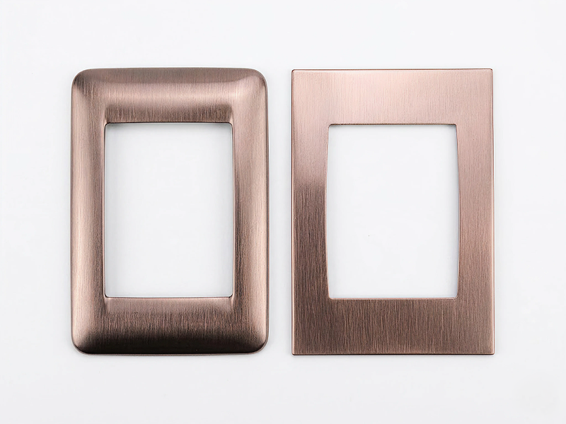 Powłoka PVD drobnych elementów w kolorze Bronze-TiN firmy MirrorINOX