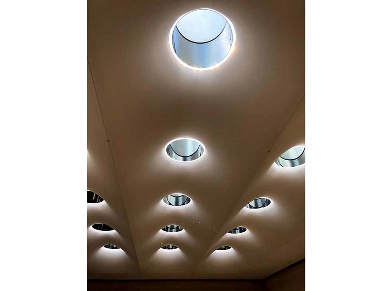 Nowoczesna architektura sufitu z kilkoma zintegrowanymi okrągłymi świetlikami