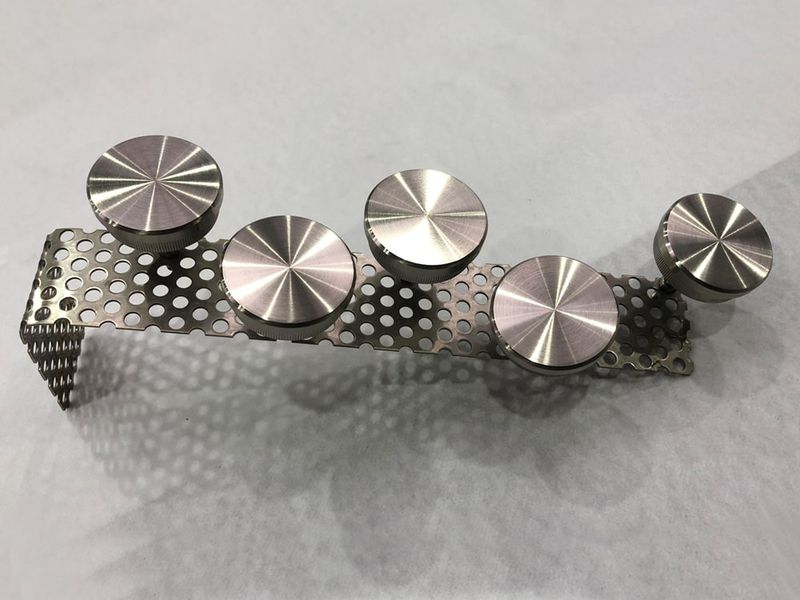 Powłoka PVD drobnych elementów w kolorze Champagne-TiN firmy MirrorINOX