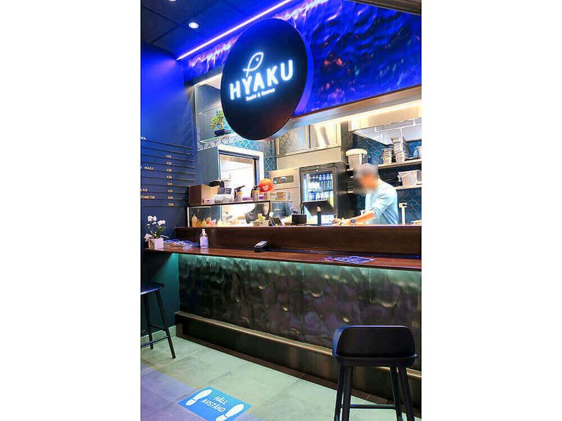Okładzina ścienna ze stali nierdzewnej z niebieską powłoką PVD w restauracji sushi