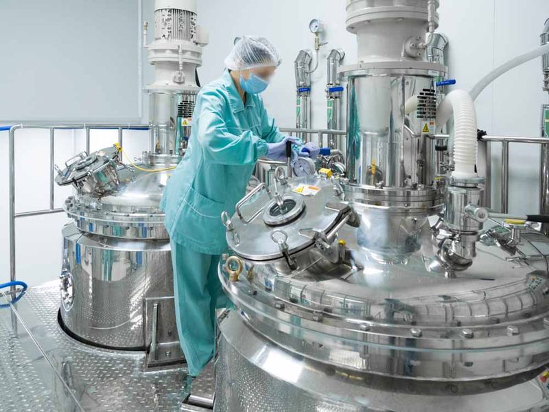 Farmaceutyczna instalacja produkcyjna z reaktorami ze stali nierdzewnej polerowanymi na wysoki połysk