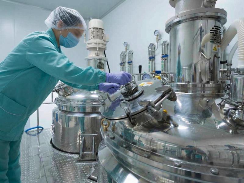 Zbliżenie instalacji do produkcji farmaceutycznej z powierzchnią ze stali nierdzewnej polerowaną na wysoki połysk przez mirrorINOX