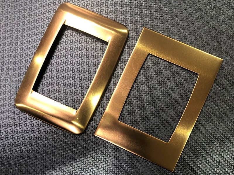 Powłoka PVD drobnych elementów w kolorze złotym TiN firmy MirrorINOX