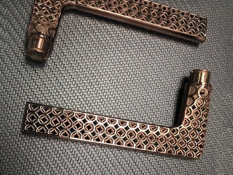 Powłoka PVD drobnych elementów w kolorze Bronze-TiN firmy MirrorINOX