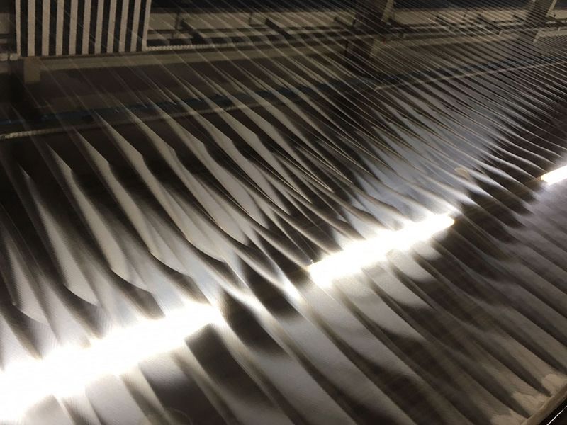 صفيحة من الفولاذ المقاوم للصدأ بسطح Fluid-Design وانعكاسات ضوئية لامعة لدى MirrorINOX