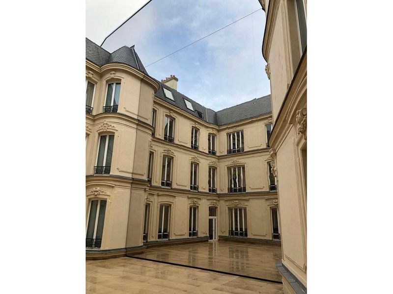 Dziedziniec z instalacją lustrzaną Mirror Wall odbijającą zabytkową fasadę