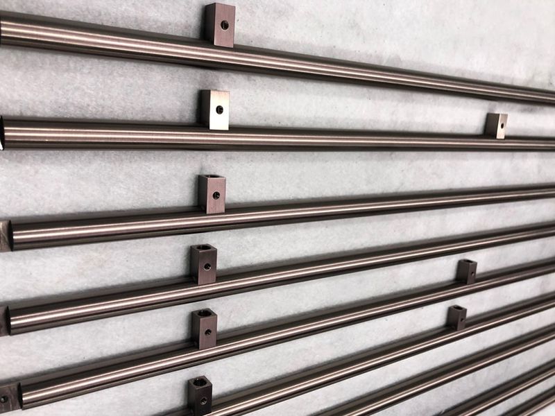 Powłoka PVD drobnych elementów w kolorze Bronze-TiN firmy MirrorINOX