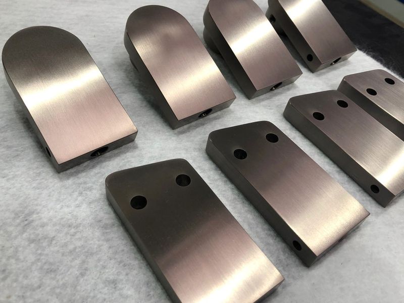 Powłoka PVD na drobnych elementach w kolorze Bronze-TiN firmy MirrorINOX