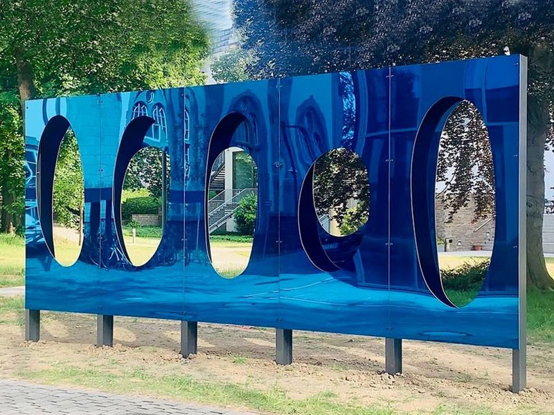 منحوتة زرقاء من الفولاذ المقاوم للصدأ مصقولة كالمرآة من MirrorINOX في الهواء الطلق