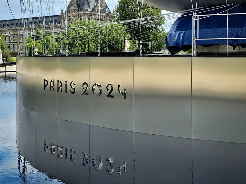 واجهة من الفولاذ المقاوم للصدأ تحمل عبارة Paris 2024 من MirrorINOX