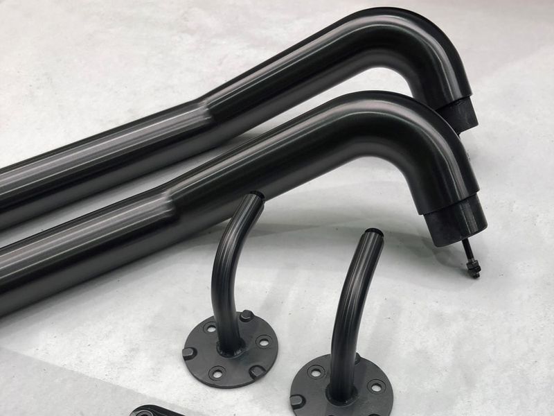 Powłoka PVD drobnych elementów w wykończeniu Black-TiN firmy MirrorINOX