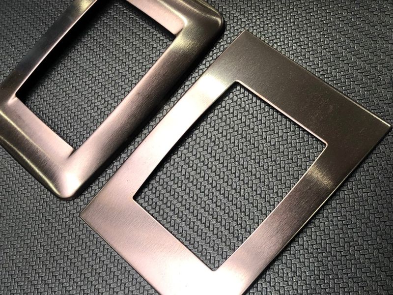 Powłoka PVD drobnych elementów w kolorze Bronze-TiN firmy MirrorINOX
