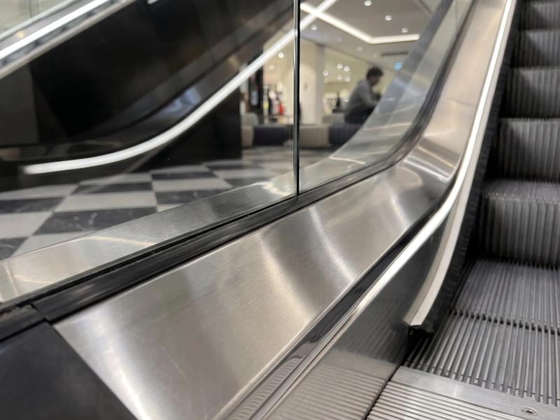 Nowoczesne centrum handlowe w Monachium z ruchomymi schodami i jasną strefą wypoczynkową