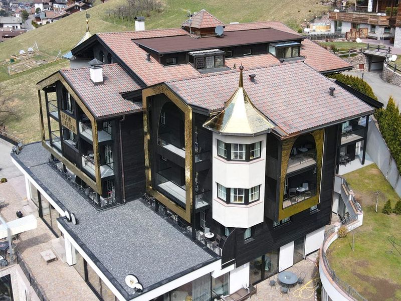 Widok z lotu ptaka na Alpin Garden Hotel ze złotymi zdobieniami i wieżą