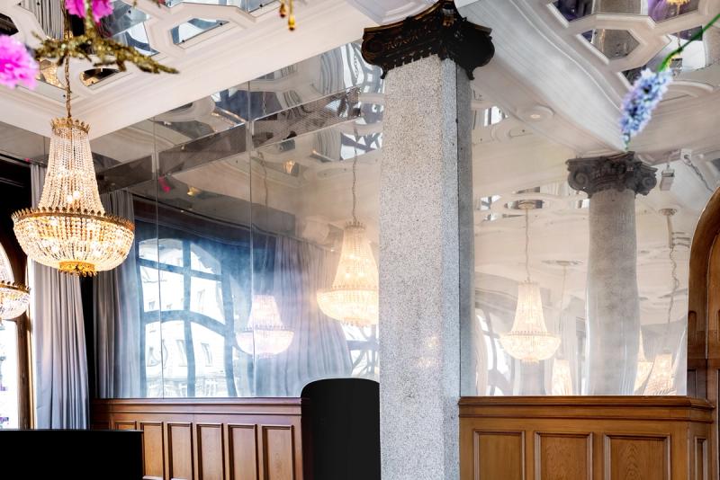 Widok detalu żyrandola i falistego sufitu w Stadtcasino Basel