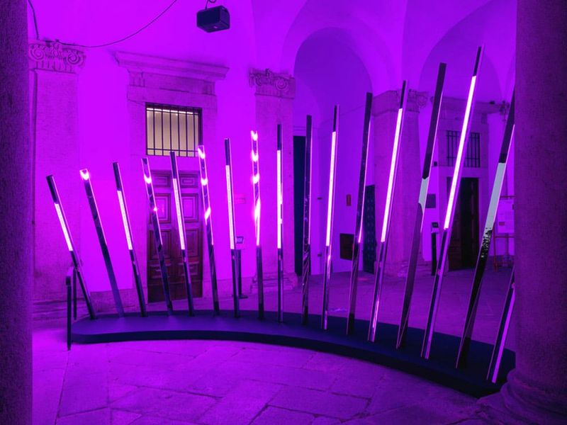 Widok boczny instalacji świetlnej z prętami LED o różnej wysokości